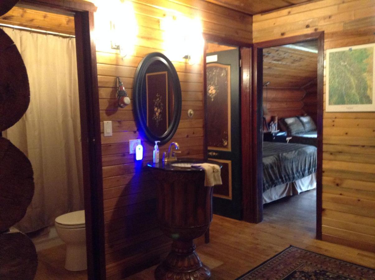 Summit River Lodge & Campsites Valemount Chambre photo